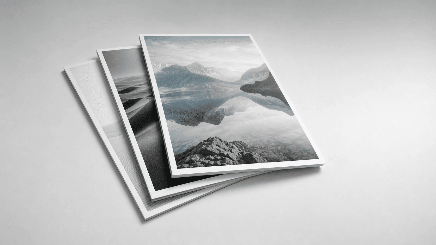 Folhas fotográficas empilhadas em estúdio claro, sugerindo um PDF único.