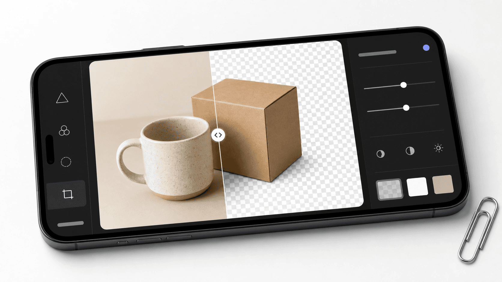 Mockup de celular com slider antes e depois mostrando xadrez de transparência ao redor de caneca e caixa